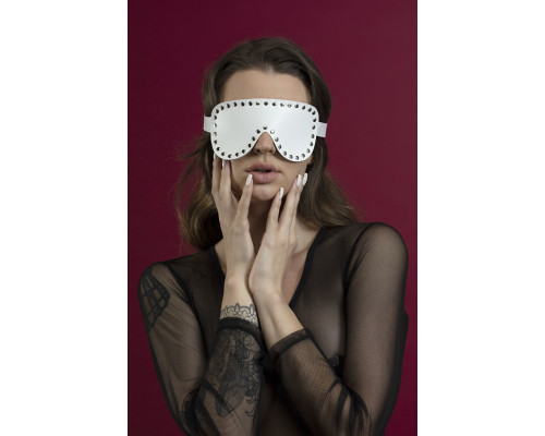 Маска на очі з заклепками Feral Feelings - Blindfold Mask, натуральна шкіра, біла